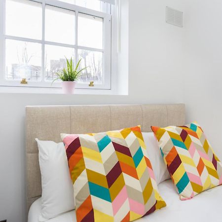 City Centre One Bedroom Apartment Next To Station, Newly Renovated London Exteriör bild