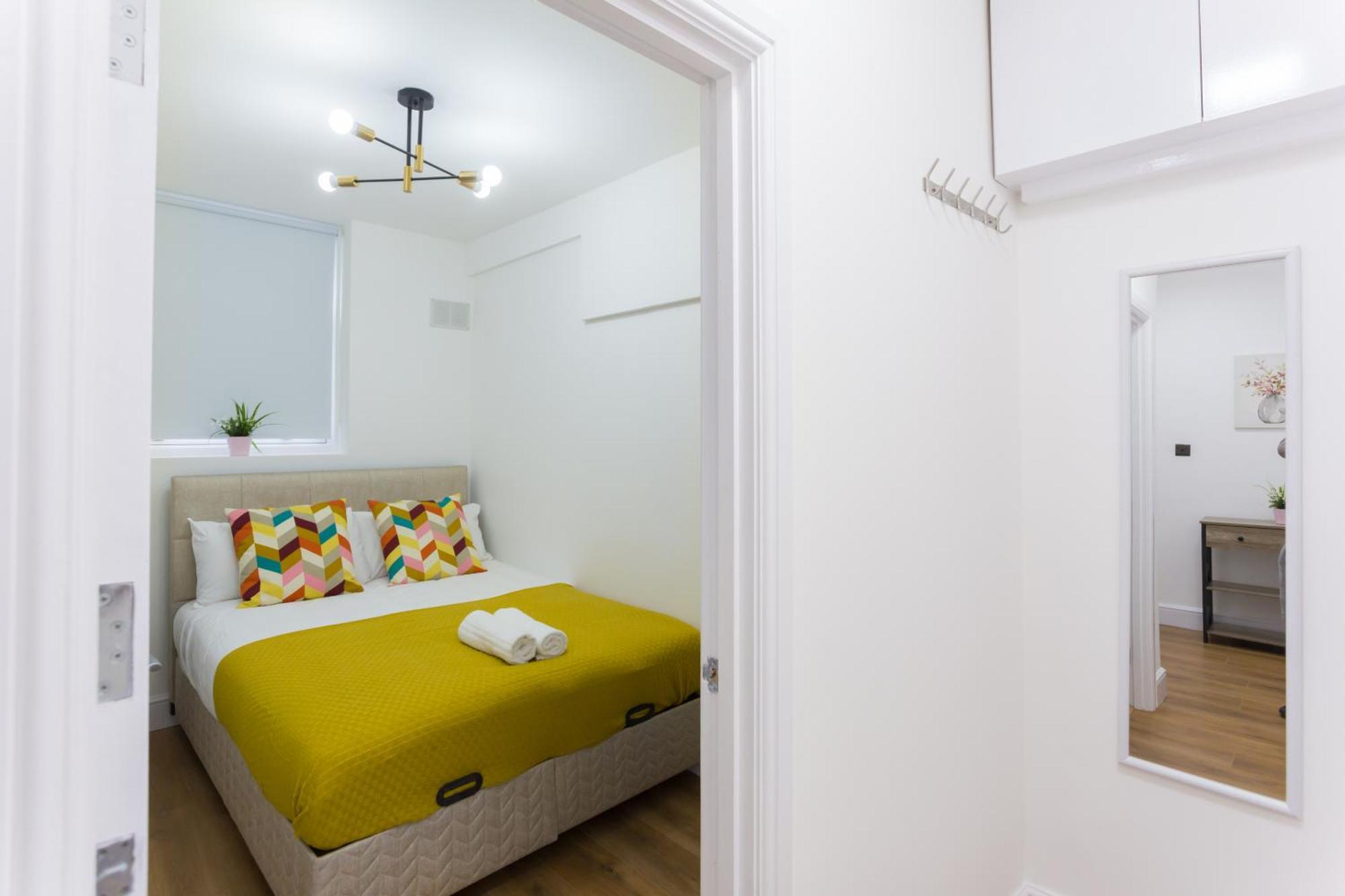 City Centre One Bedroom Apartment Next To Station, Newly Renovated London Exteriör bild