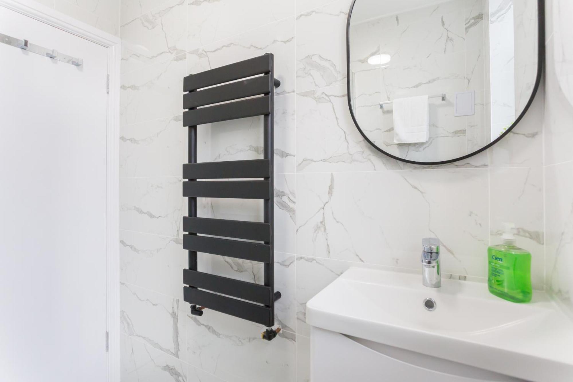 City Centre One Bedroom Apartment Next To Station, Newly Renovated London Exteriör bild