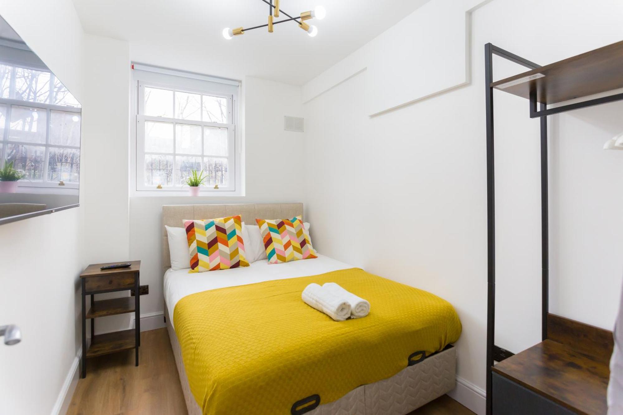 City Centre One Bedroom Apartment Next To Station, Newly Renovated London Exteriör bild