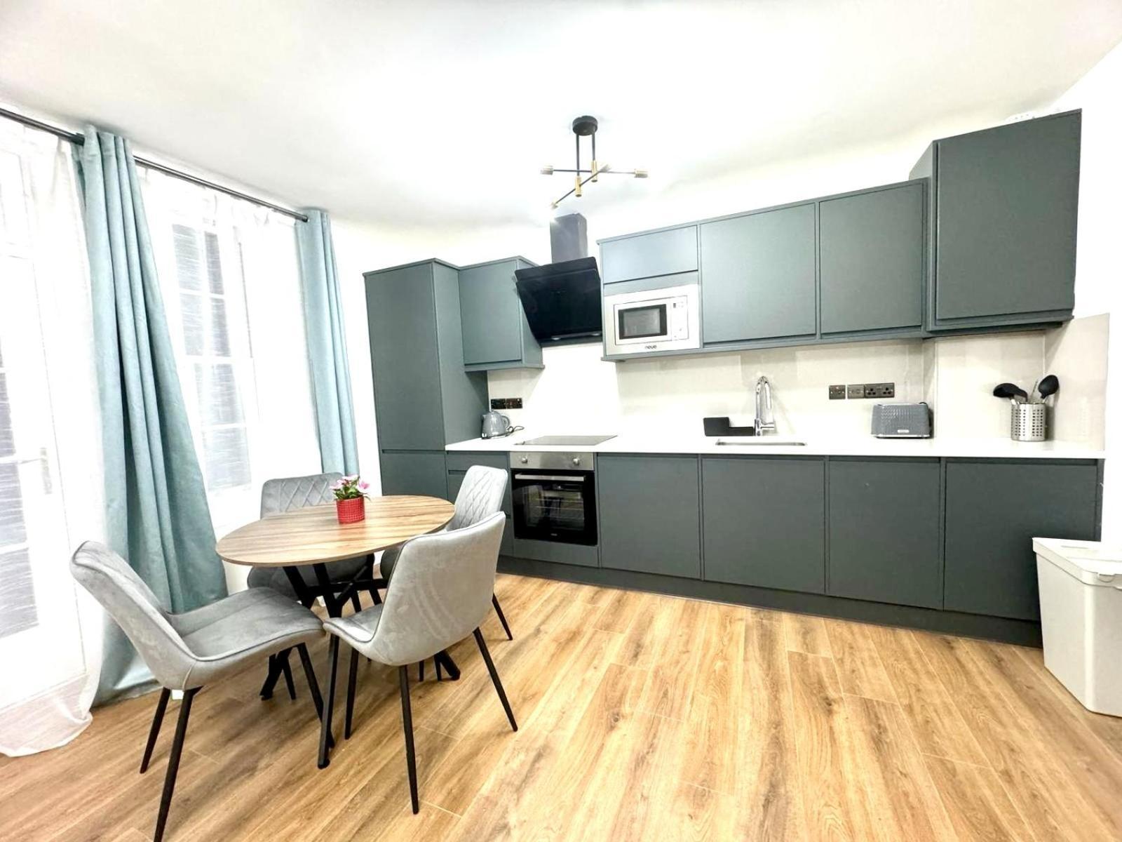 City Centre One Bedroom Apartment Next To Station, Newly Renovated London Exteriör bild
