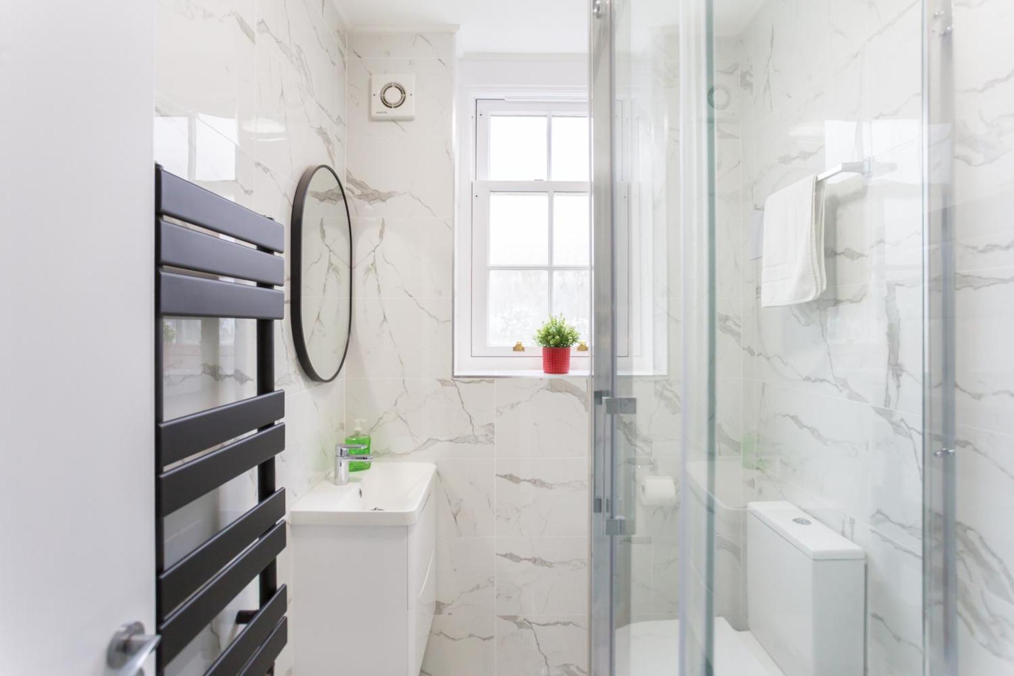 City Centre One Bedroom Apartment Next To Station, Newly Renovated London Exteriör bild
