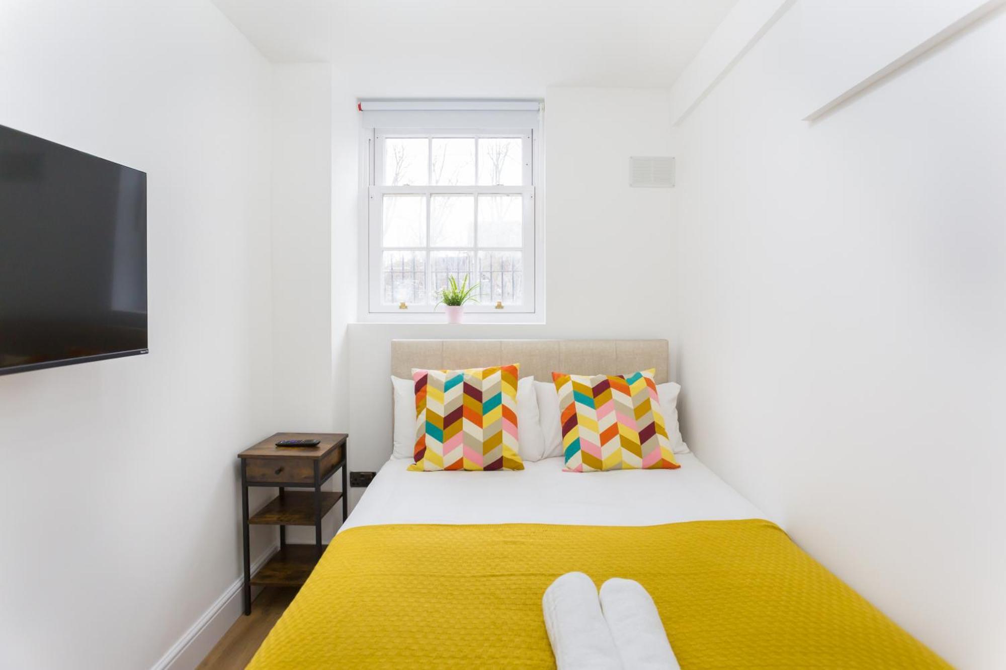 City Centre One Bedroom Apartment Next To Station, Newly Renovated London Exteriör bild