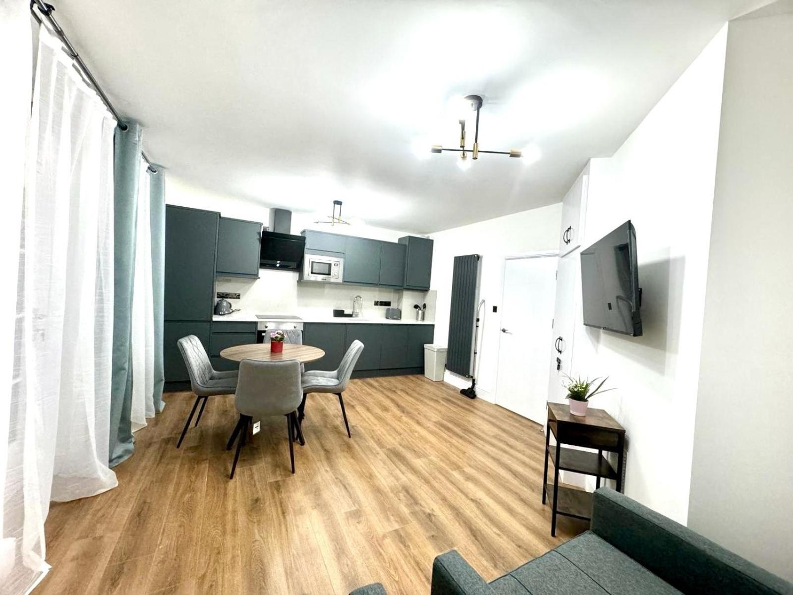 City Centre One Bedroom Apartment Next To Station, Newly Renovated London Exteriör bild