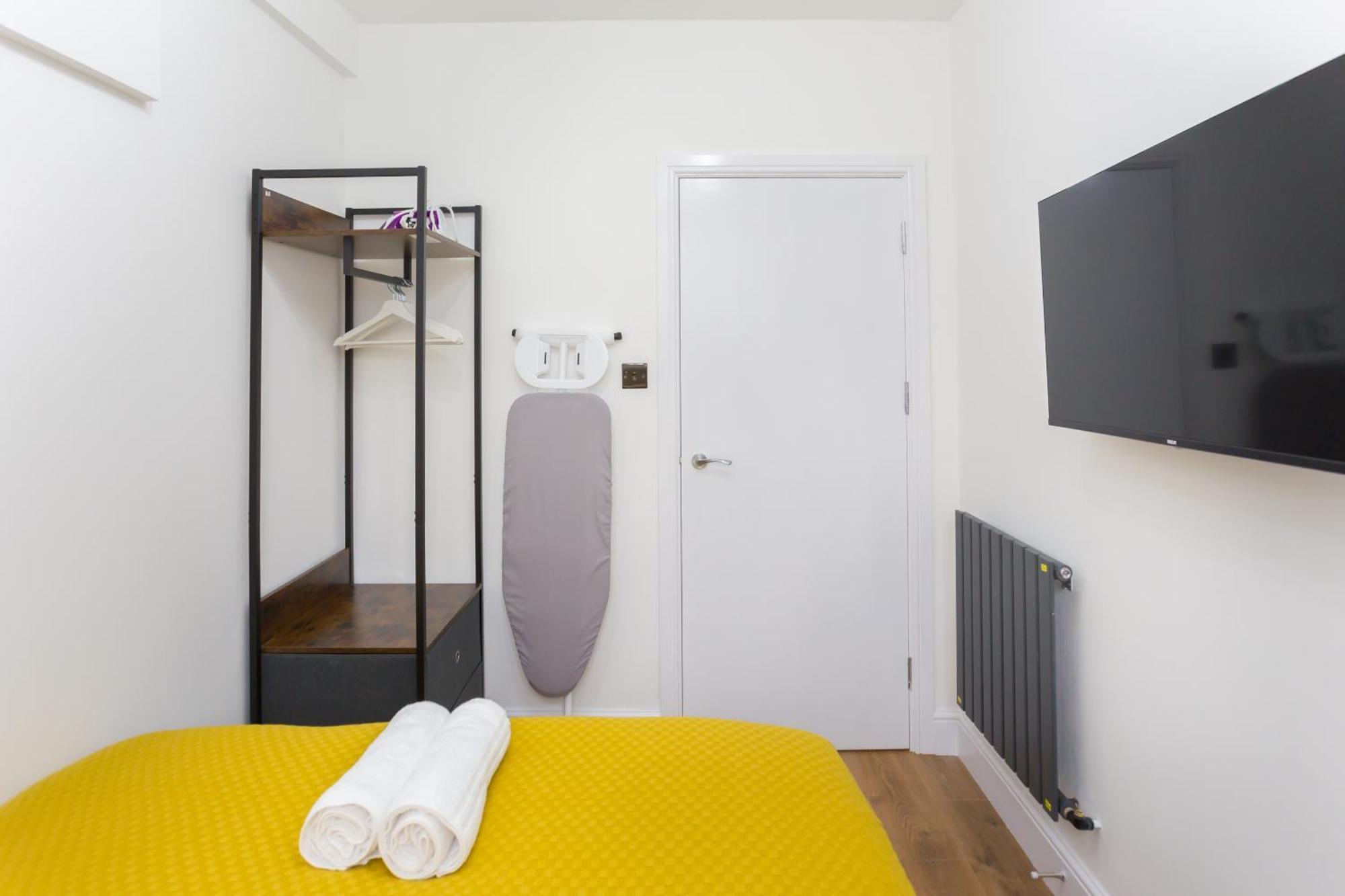 City Centre One Bedroom Apartment Next To Station, Newly Renovated London Exteriör bild