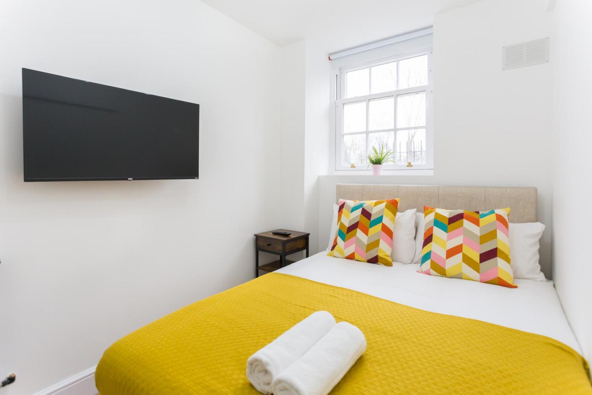 City Centre One Bedroom Apartment Next To Station, Newly Renovated London Exteriör bild