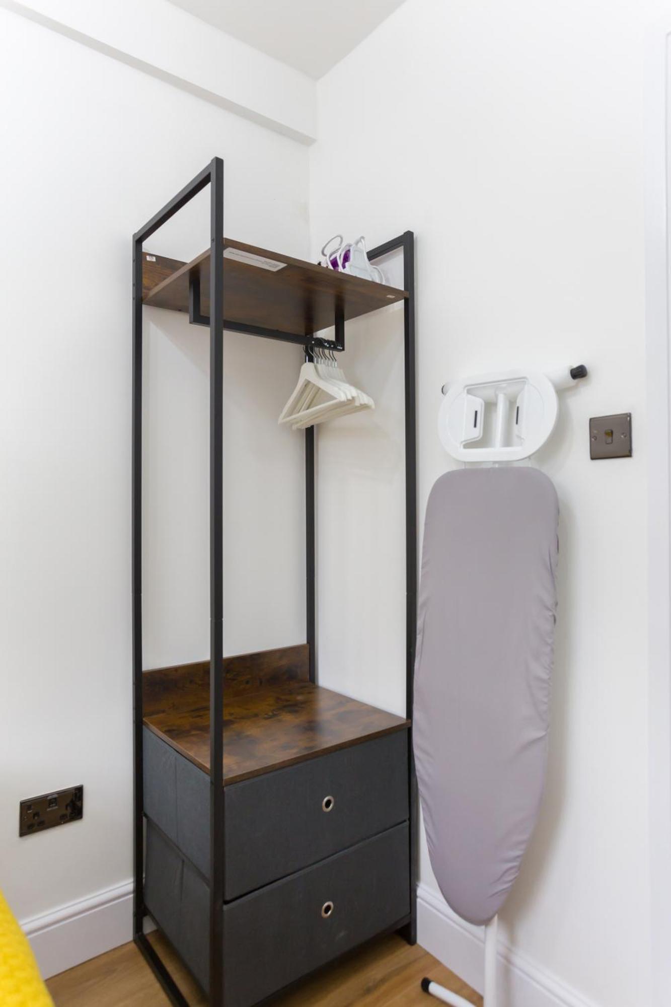 City Centre One Bedroom Apartment Next To Station, Newly Renovated London Exteriör bild