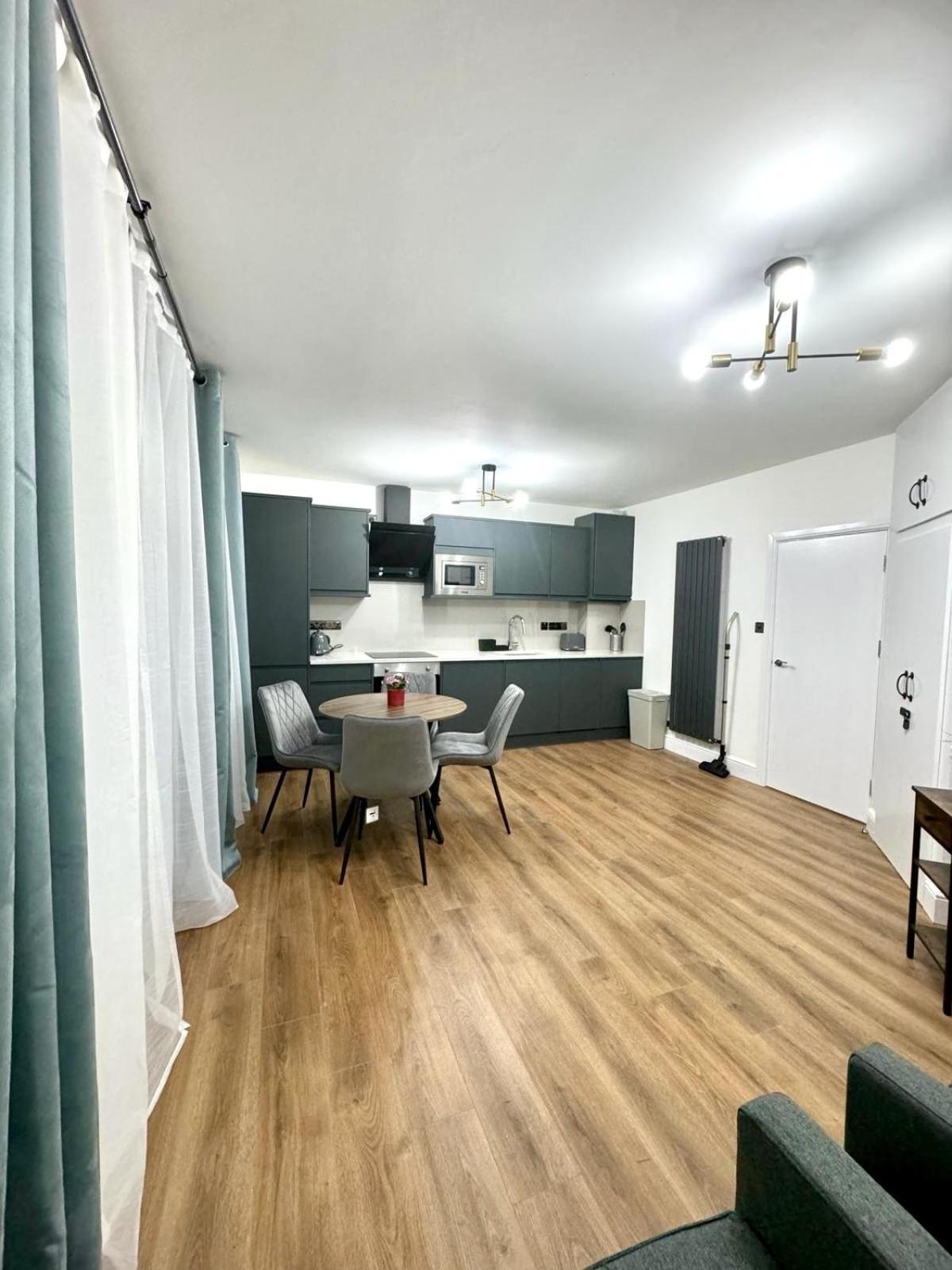 City Centre One Bedroom Apartment Next To Station, Newly Renovated London Exteriör bild