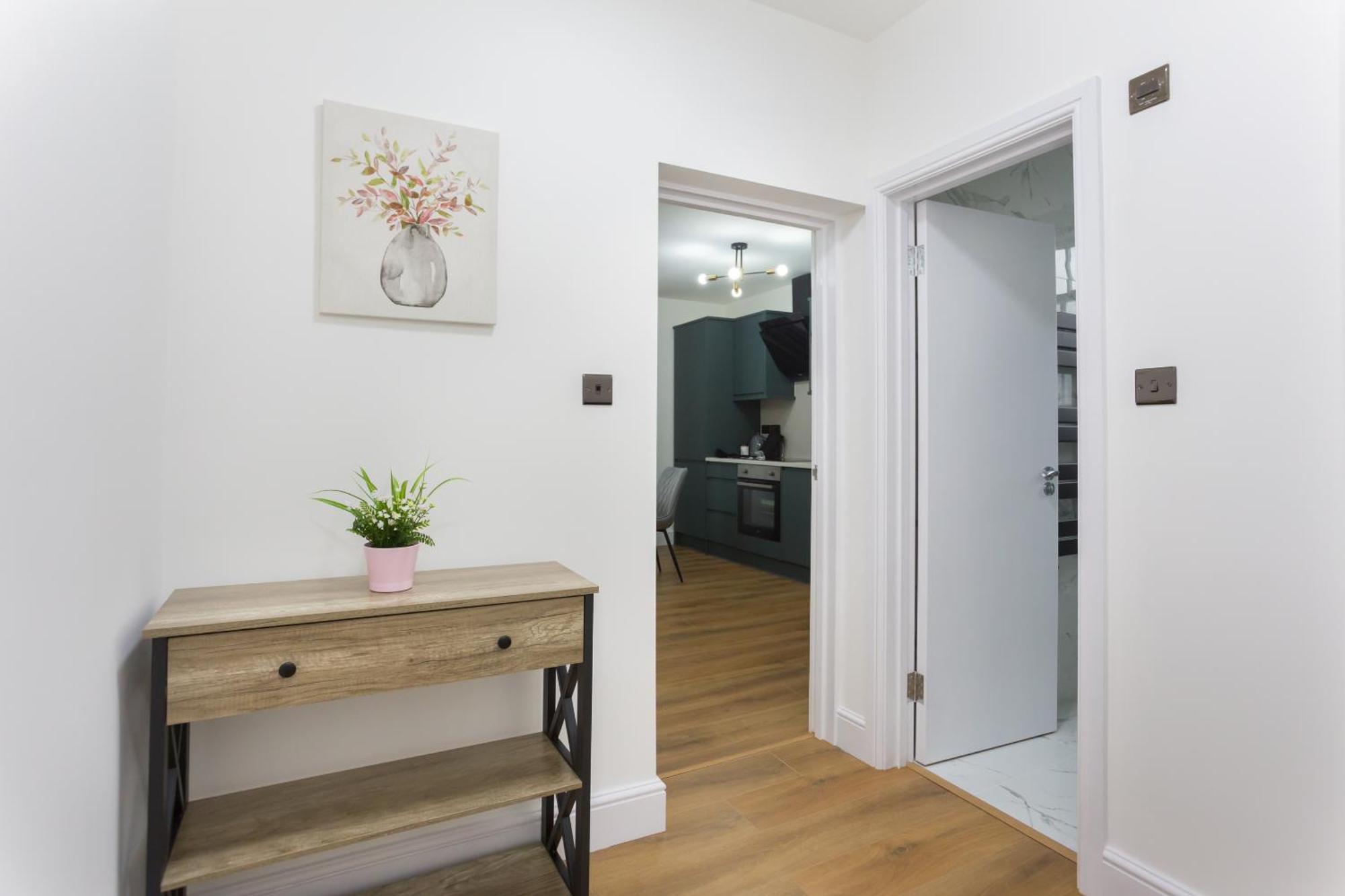 City Centre One Bedroom Apartment Next To Station, Newly Renovated London Exteriör bild