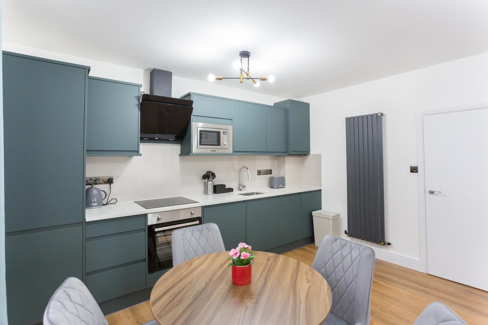 City Centre One Bedroom Apartment Next To Station, Newly Renovated London Exteriör bild