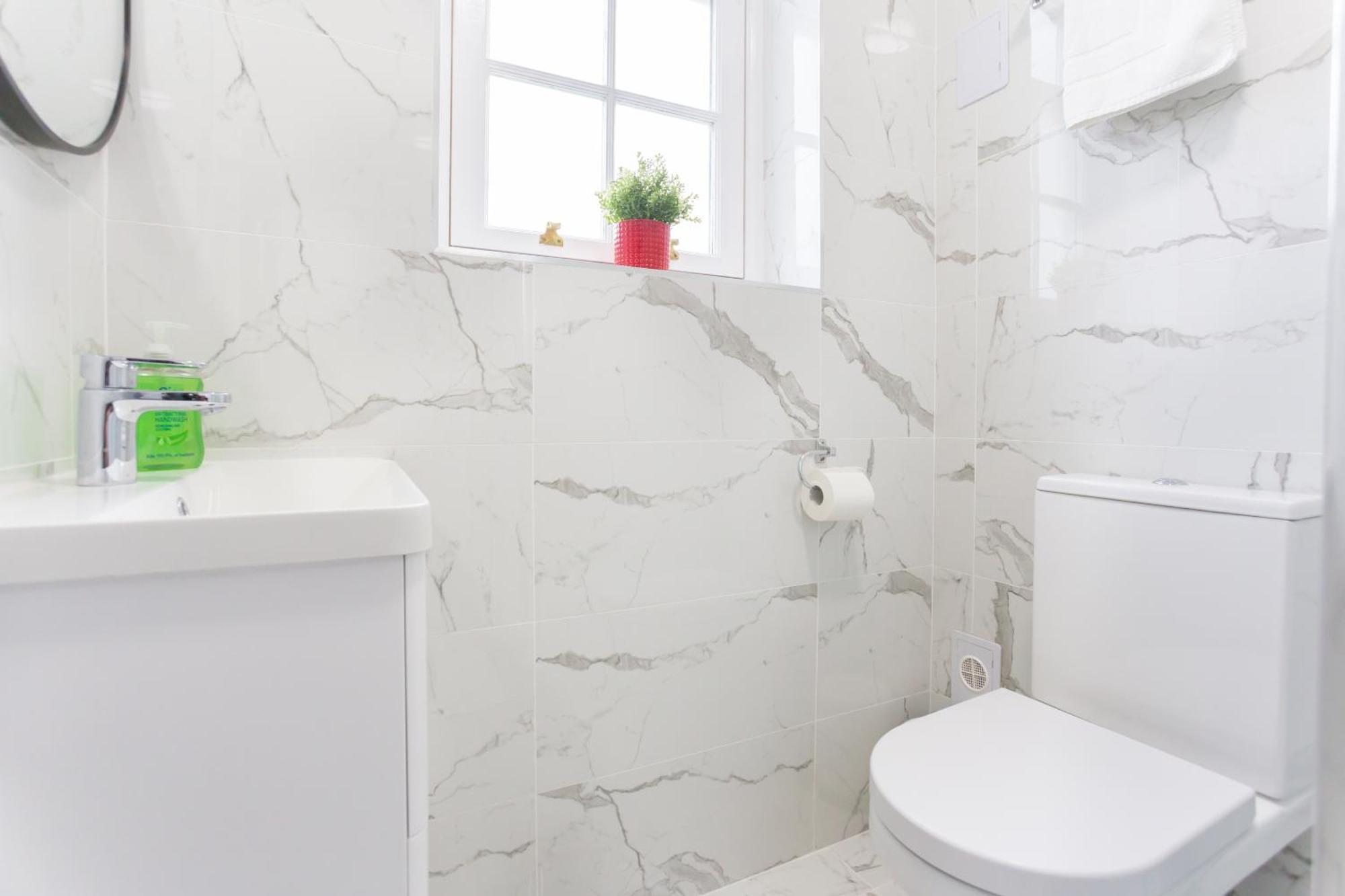 City Centre One Bedroom Apartment Next To Station, Newly Renovated London Exteriör bild