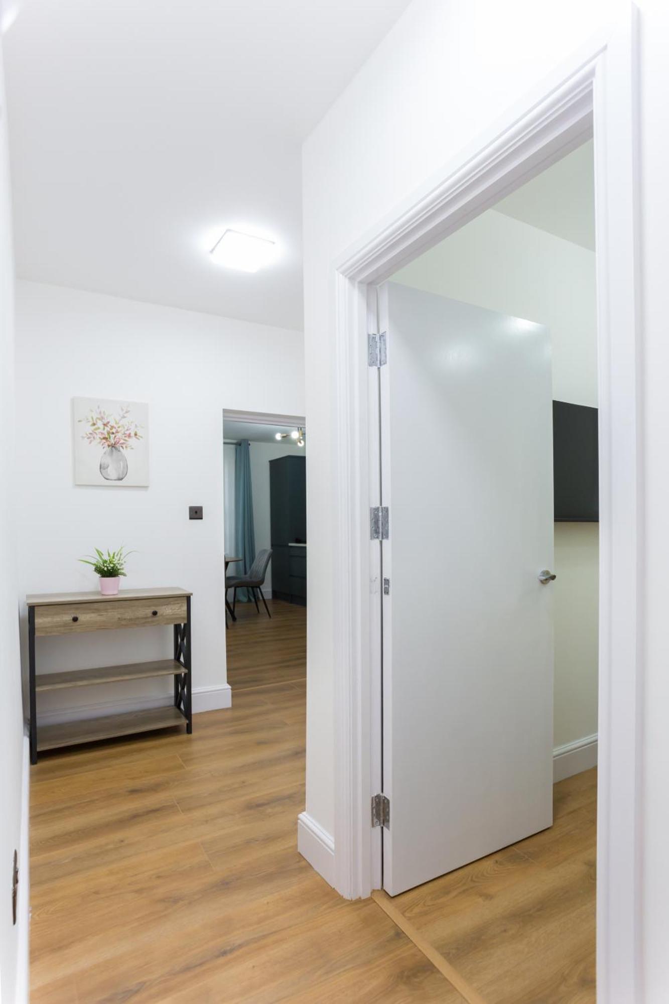 City Centre One Bedroom Apartment Next To Station, Newly Renovated London Exteriör bild