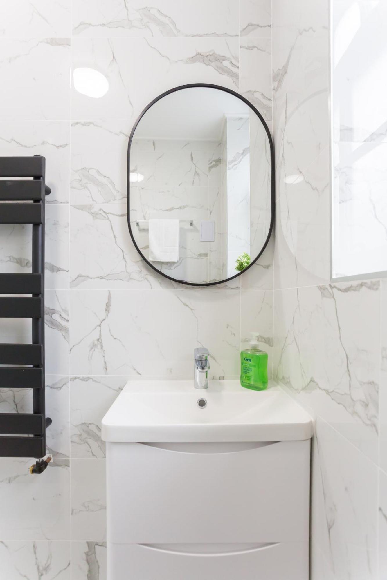 City Centre One Bedroom Apartment Next To Station, Newly Renovated London Exteriör bild