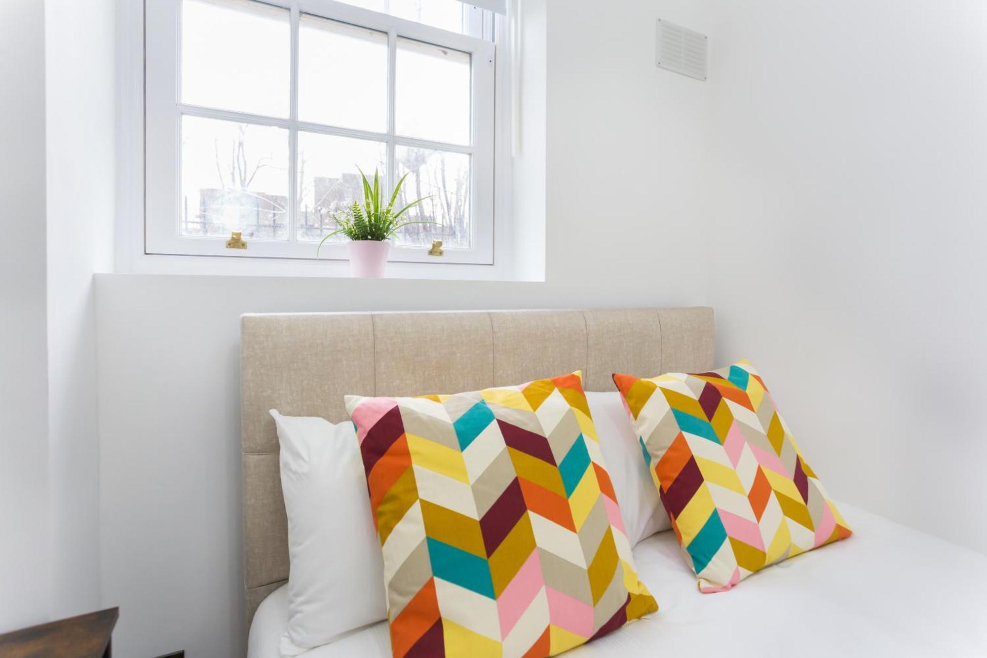 City Centre One Bedroom Apartment Next To Station, Newly Renovated London Exteriör bild