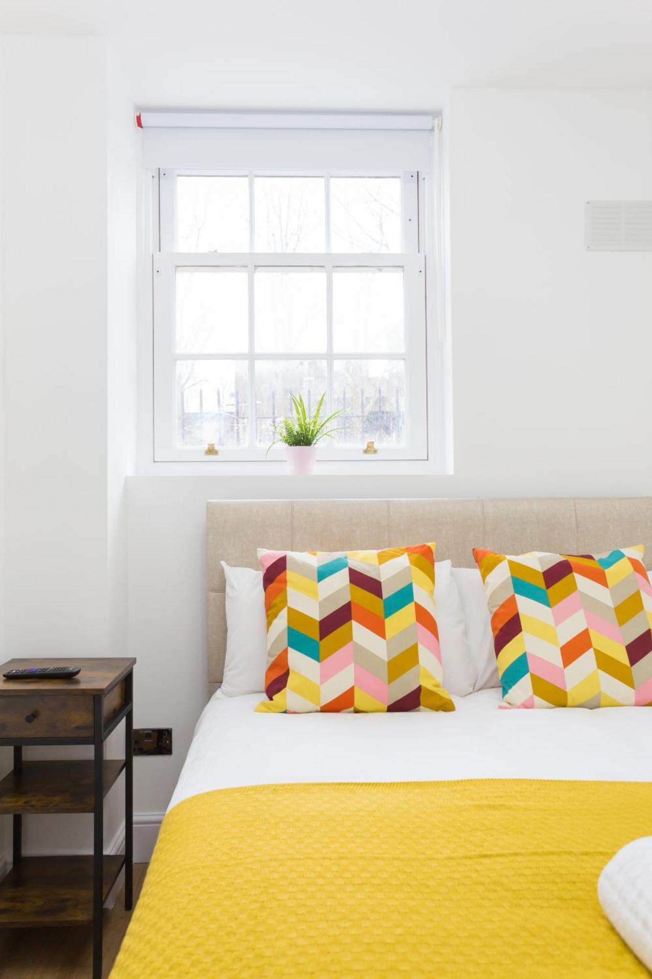 City Centre One Bedroom Apartment Next To Station, Newly Renovated London Exteriör bild