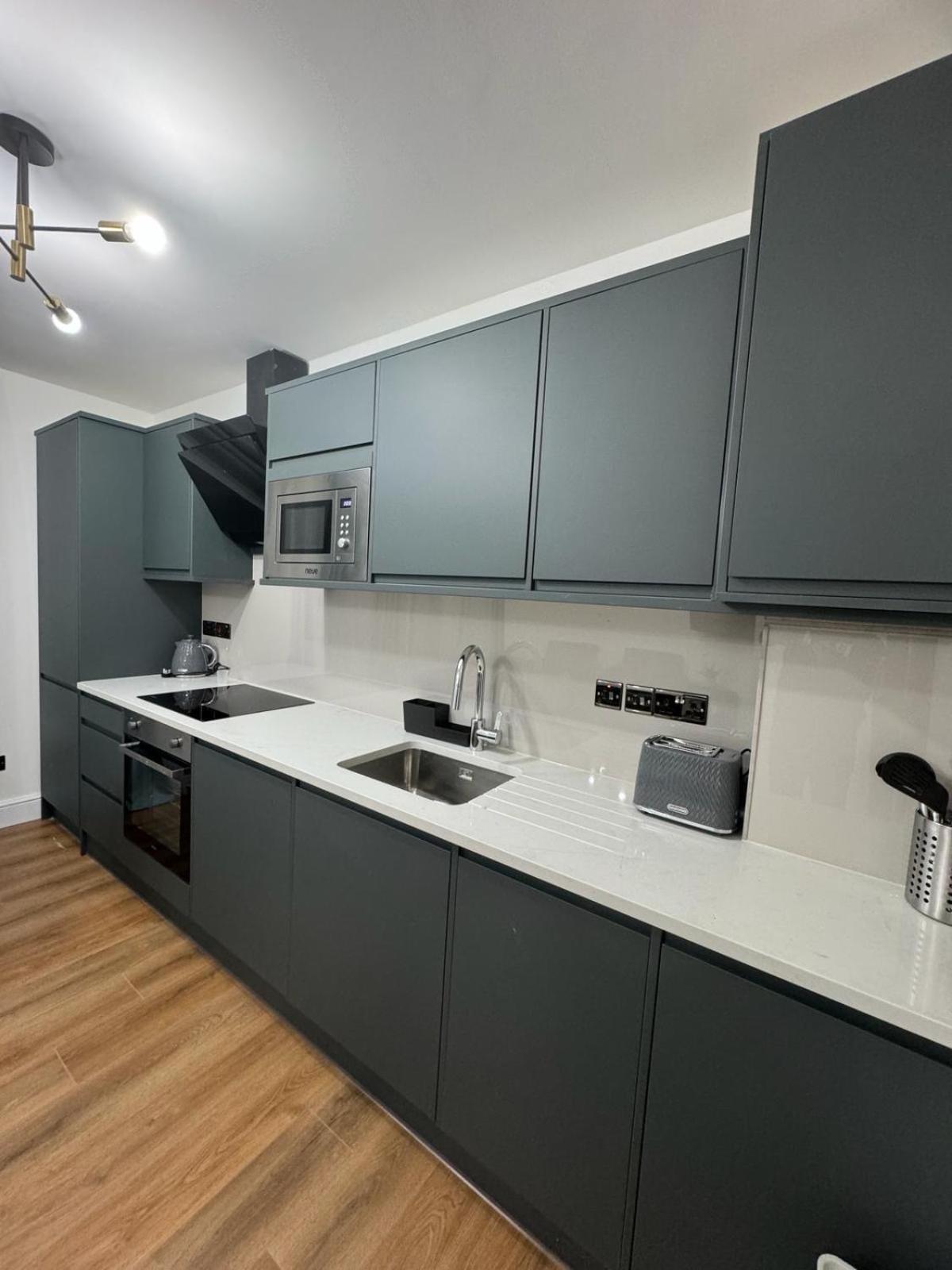 City Centre One Bedroom Apartment Next To Station, Newly Renovated London Exteriör bild