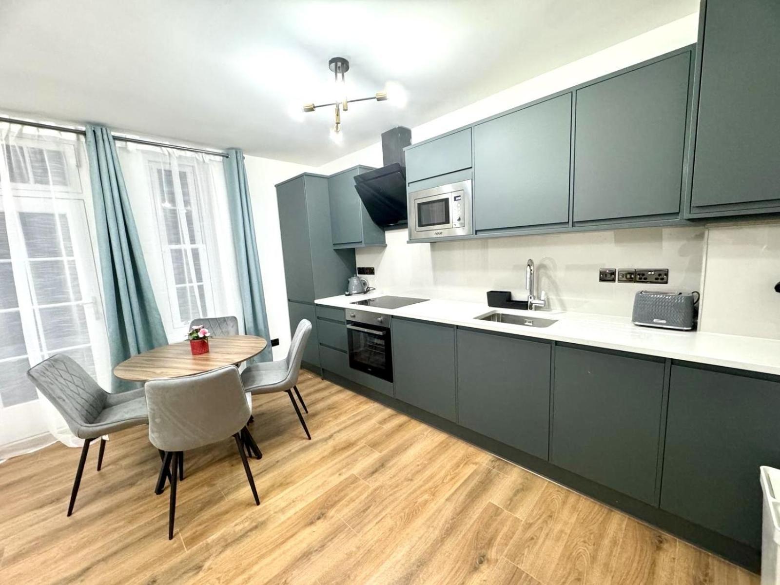 City Centre One Bedroom Apartment Next To Station, Newly Renovated London Exteriör bild