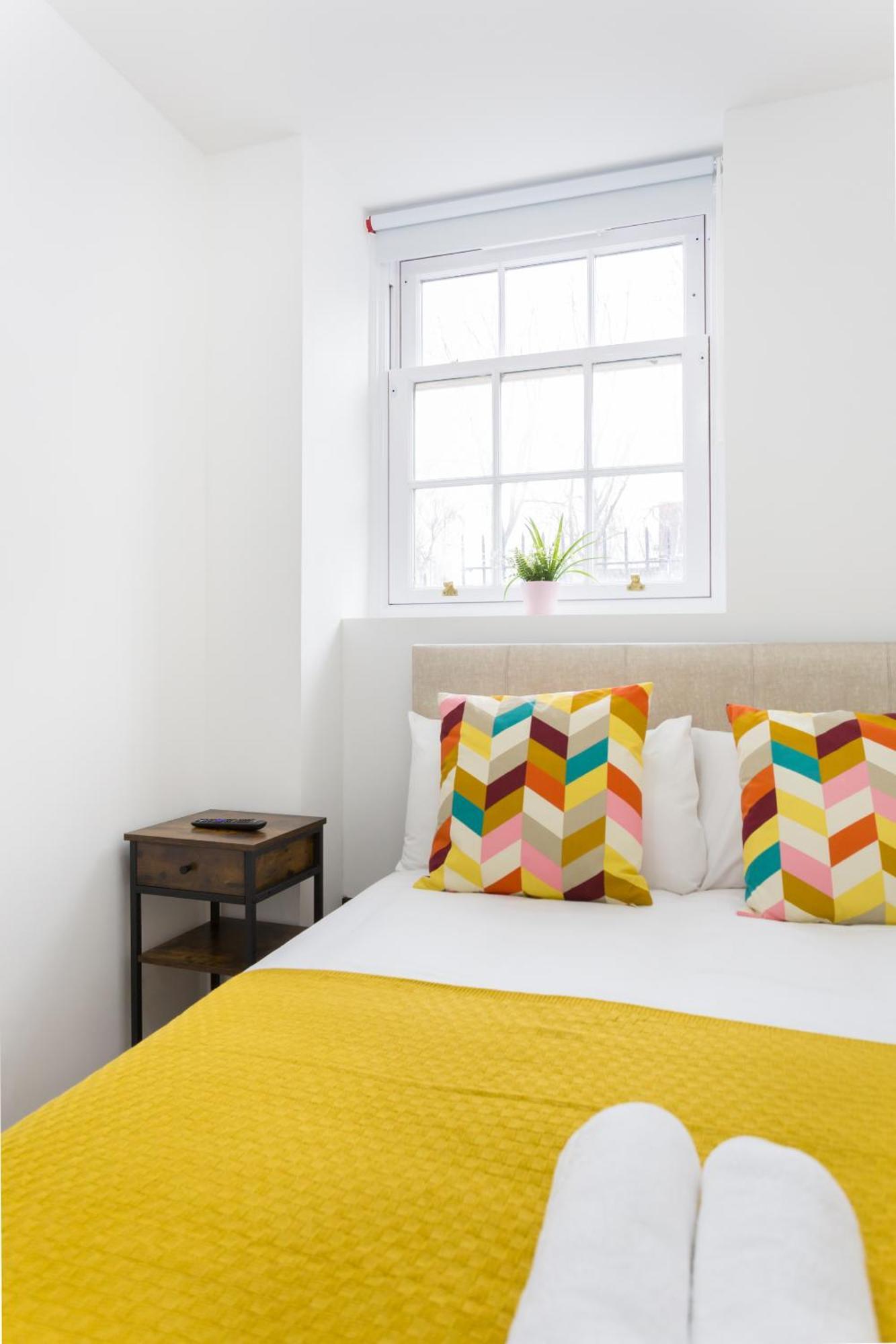 City Centre One Bedroom Apartment Next To Station, Newly Renovated London Exteriör bild