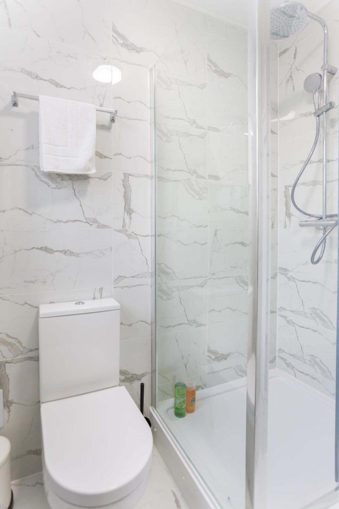City Centre One Bedroom Apartment Next To Station, Newly Renovated London Exteriör bild