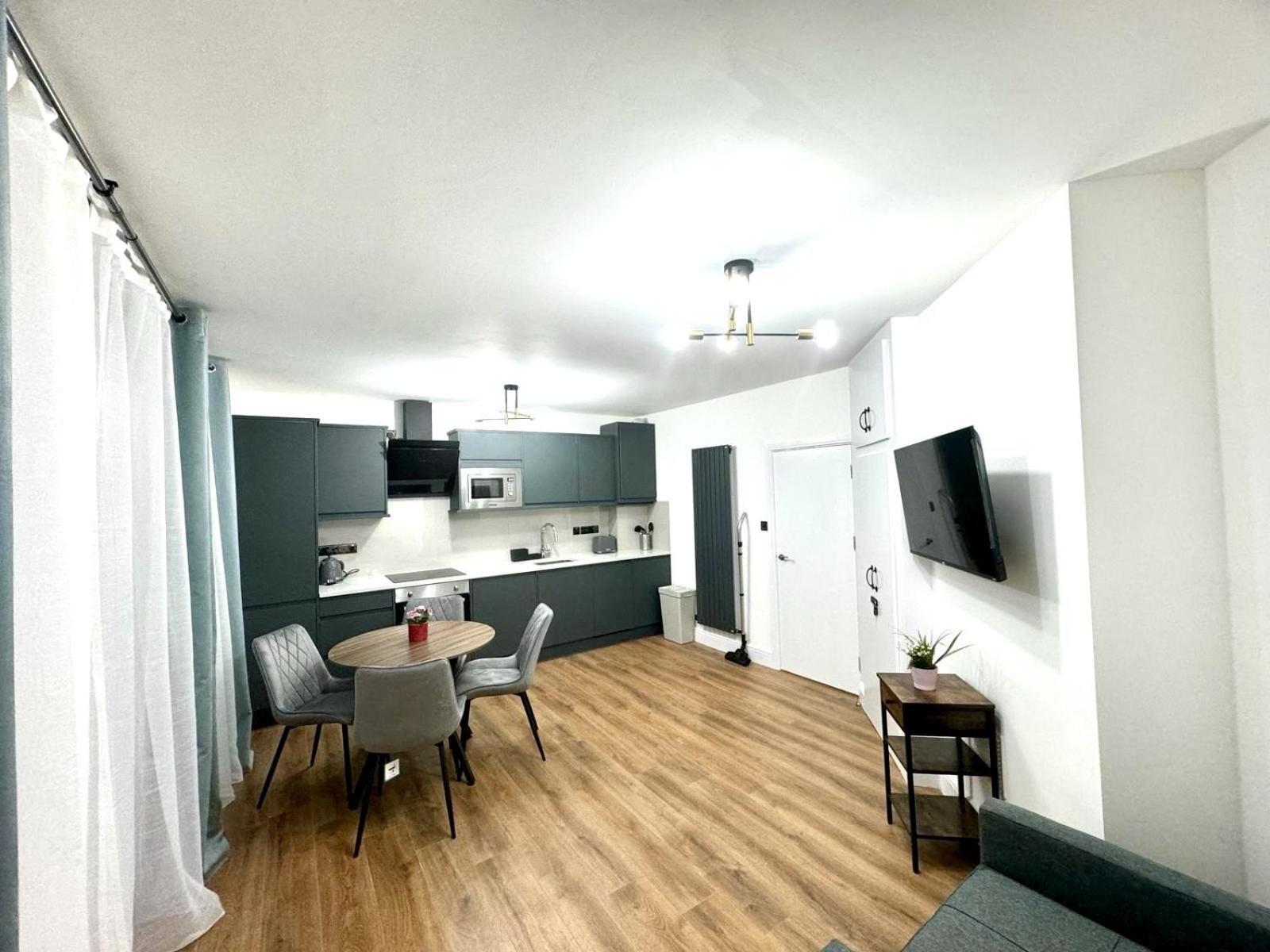 City Centre One Bedroom Apartment Next To Station, Newly Renovated London Rum bild